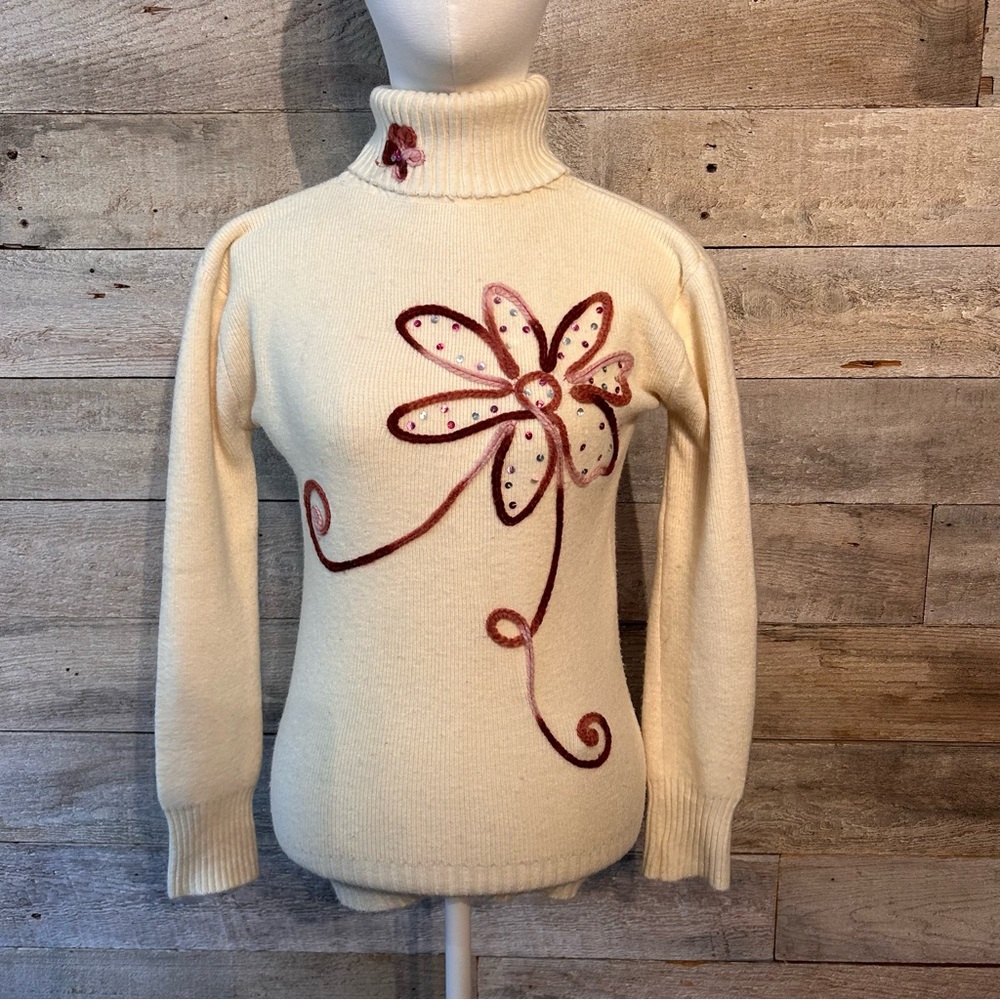 Women’s white knit turtleneck with pink/red floral embroidered‎ embellishments